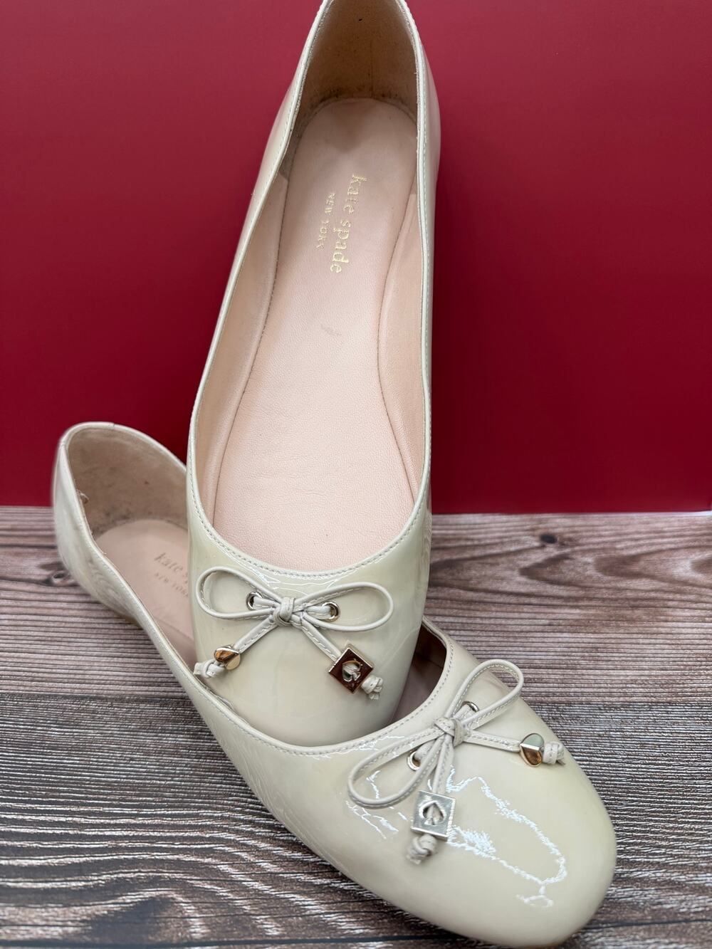 Kate Spade Carson Ballet Flats 8.5 Ivory Patent Leather Bow Spade Charm